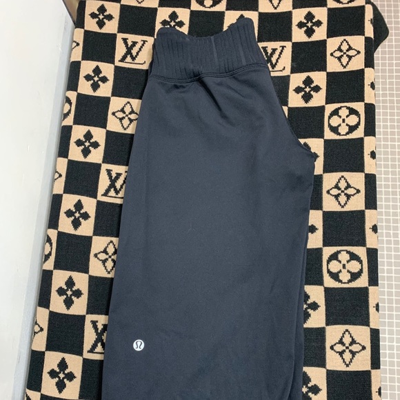 LULU-LEMON CAPRI - Picture 2 of 3